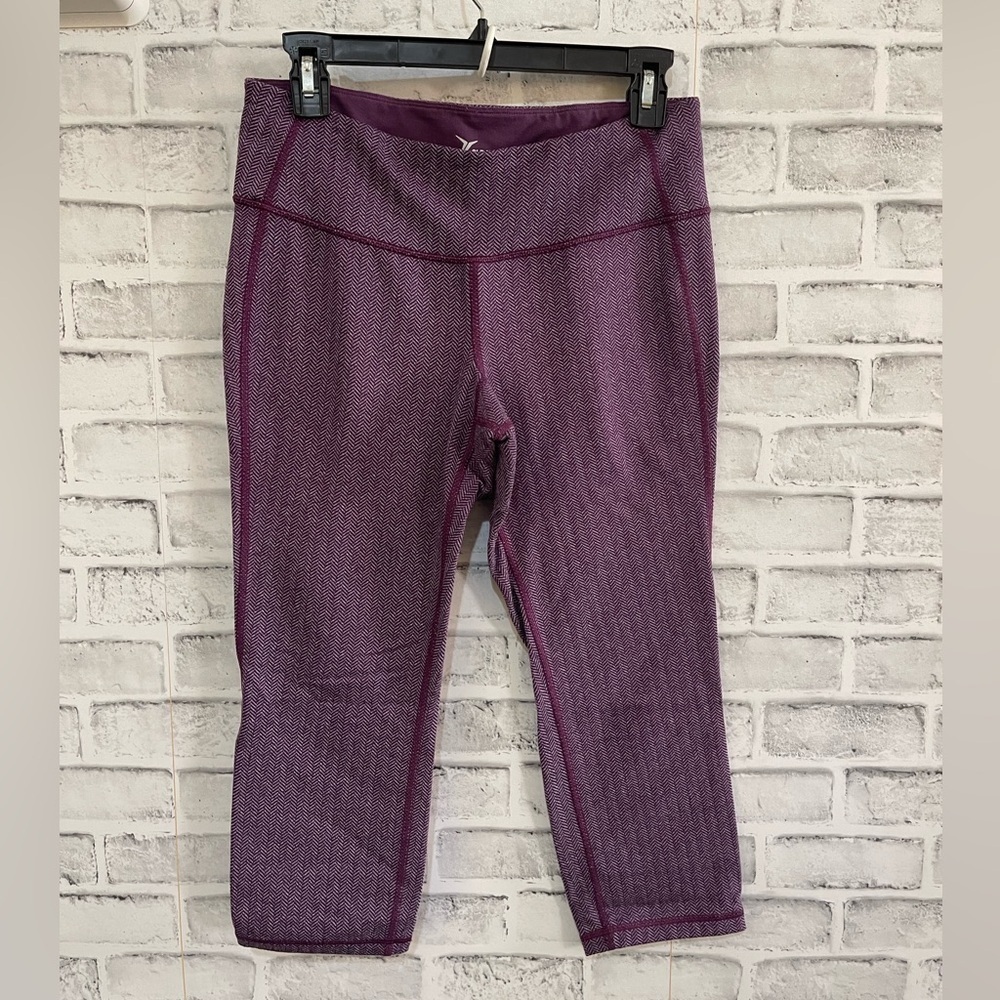 Women’s Old Navy Go Dry purple chevron pattern high rise cropped leggings Medium